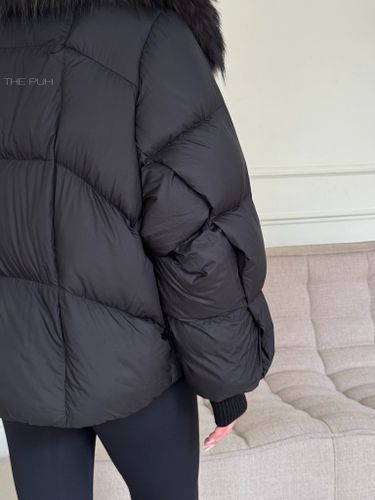 Короткий черный пуховик с меховым воротником