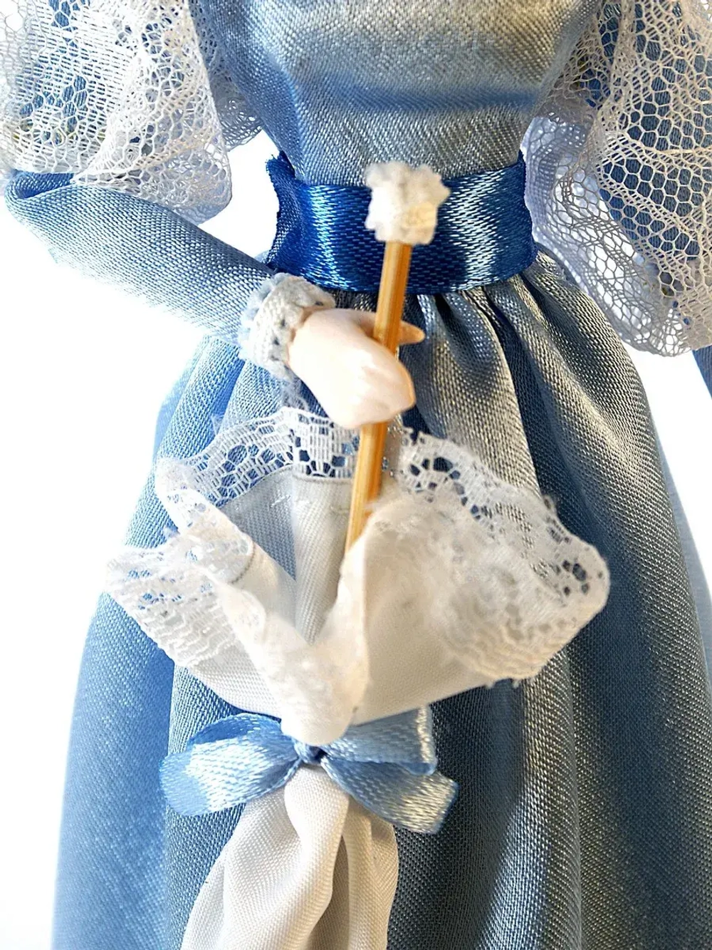 Кукла фарфоровая Барышня с зонтиком