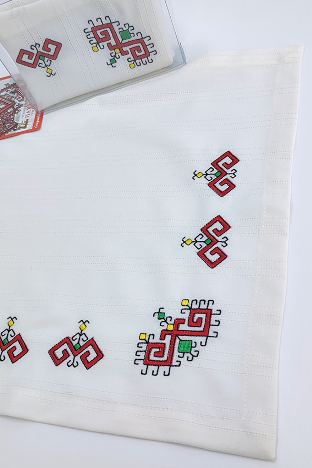 Салфетка с вышивкой