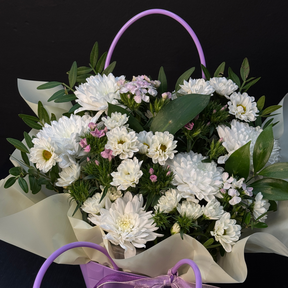 Сумочка с хризантемой и сортовой гвоздикой