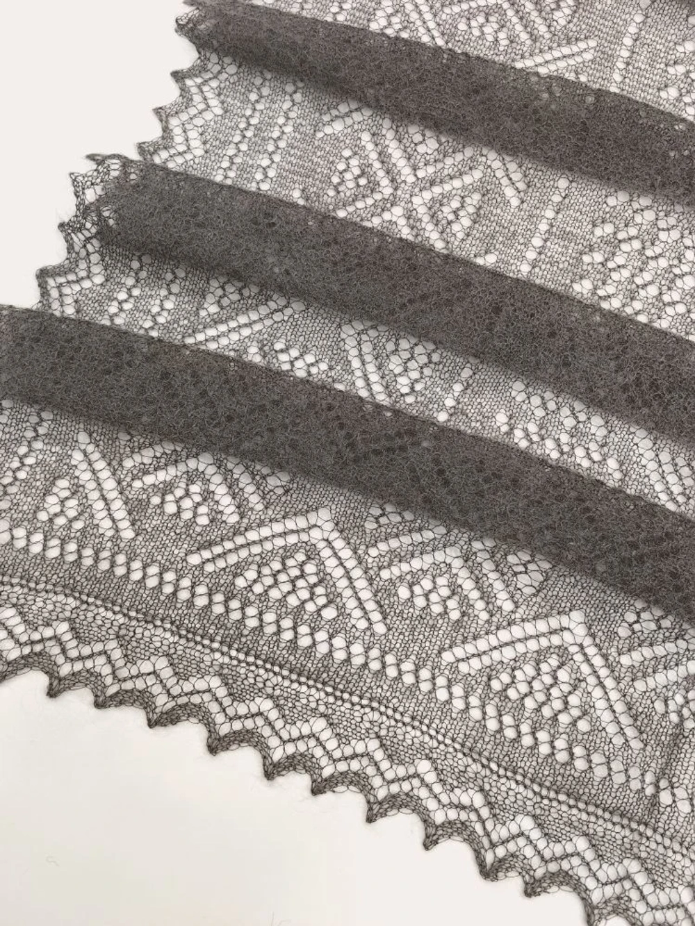 Оренбургский пуховый палантин А16070-03 серый