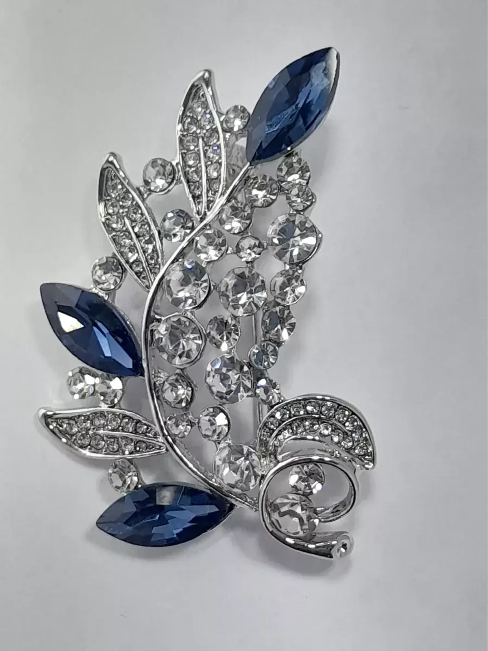 Брошь "Веточка с синими стразами"