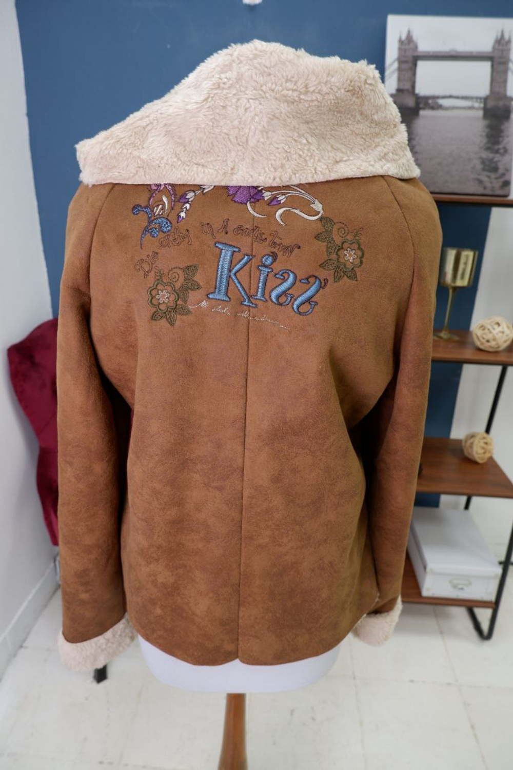 Дубленка с вышивкой 48 размер