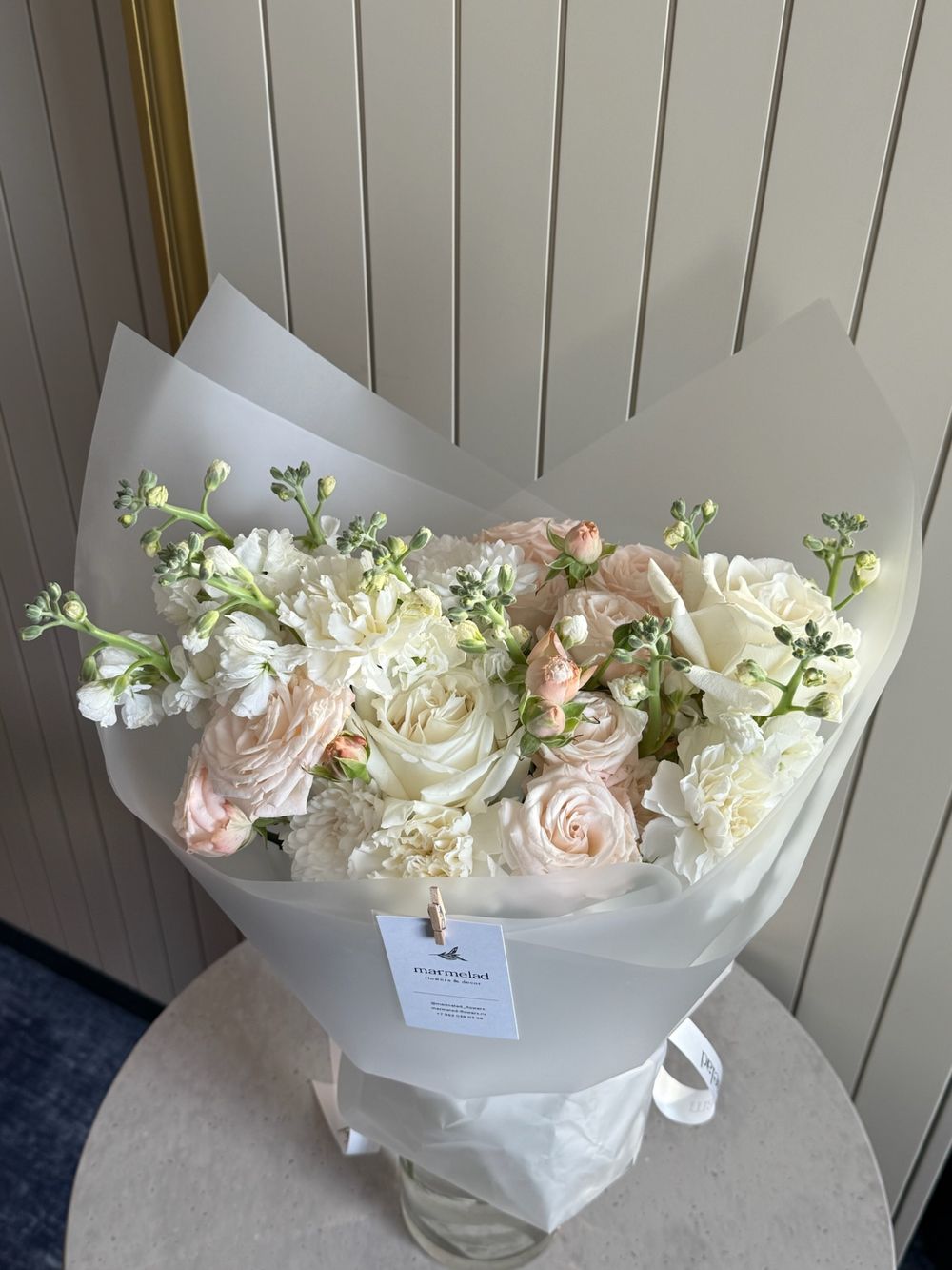 Букет из кустовых пионовидных роз, маттиолы, диантусов и одноголовых роз