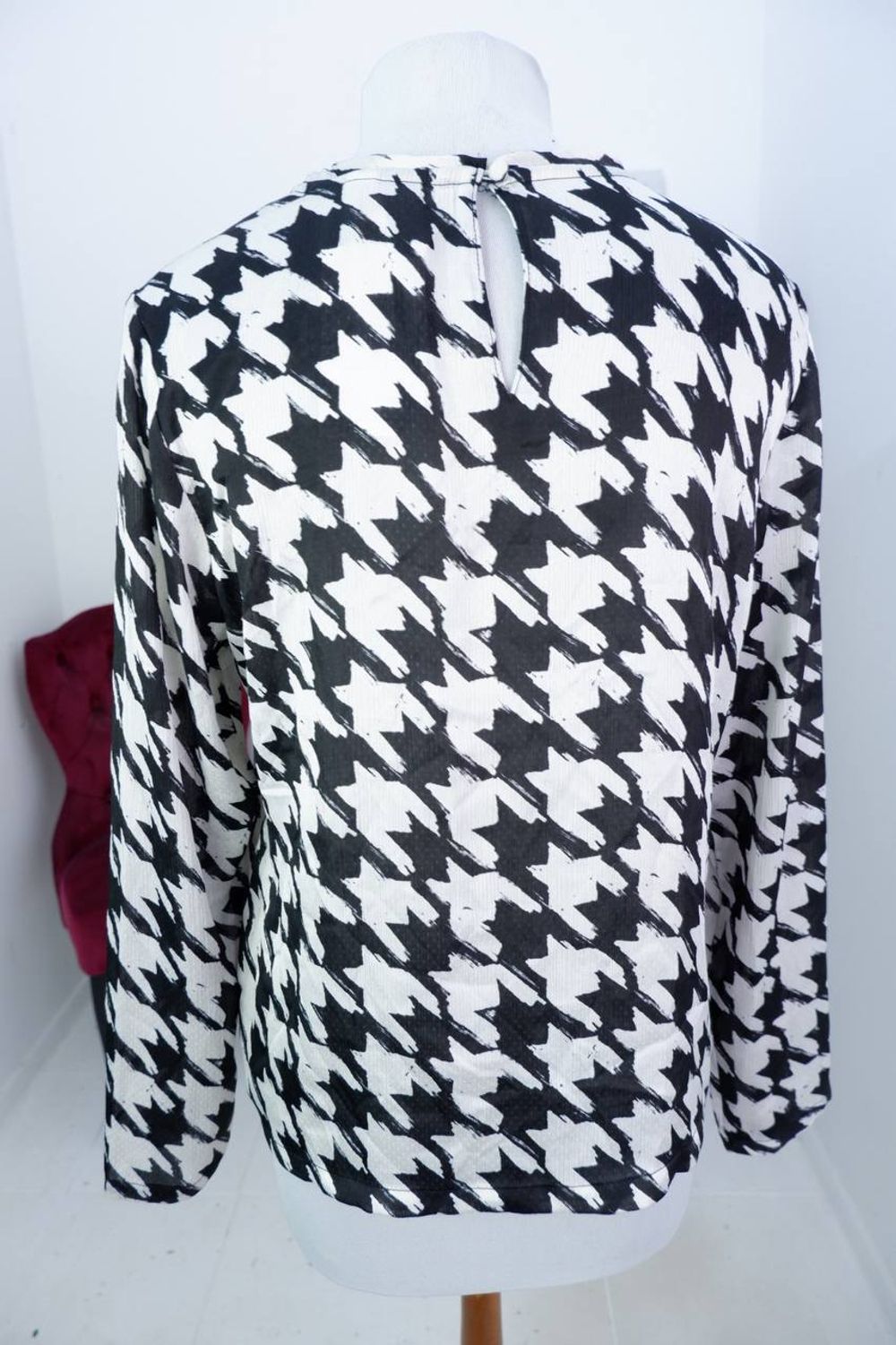 Блузка Mango монохромная, маркировка L, визуально на 48 размер