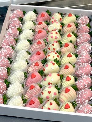 Клубника в шоколаде с сердцами