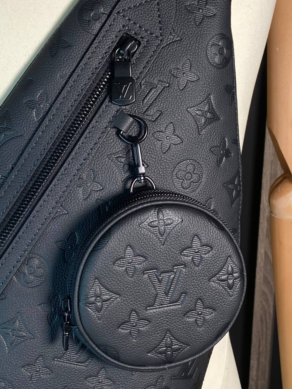 Сумка- слинг Louis Vuitton