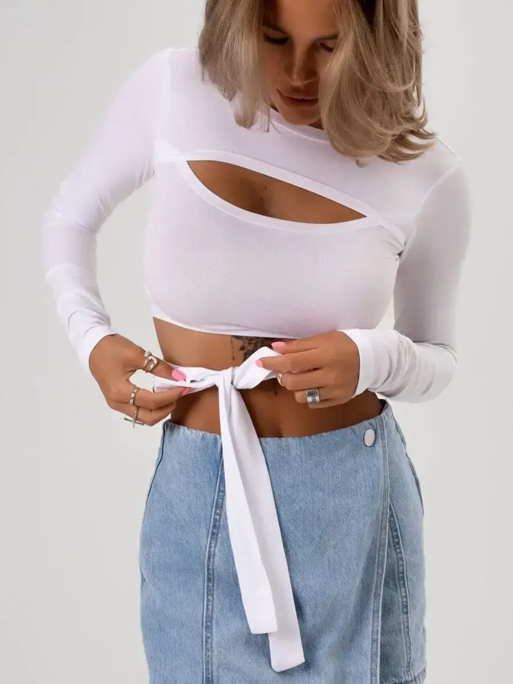 Белый кроп топ на завязках с длинным рукавом