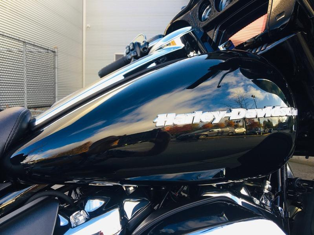 Ultra Limited, Harley-Davidson (FLHTK), 2021 vivid black