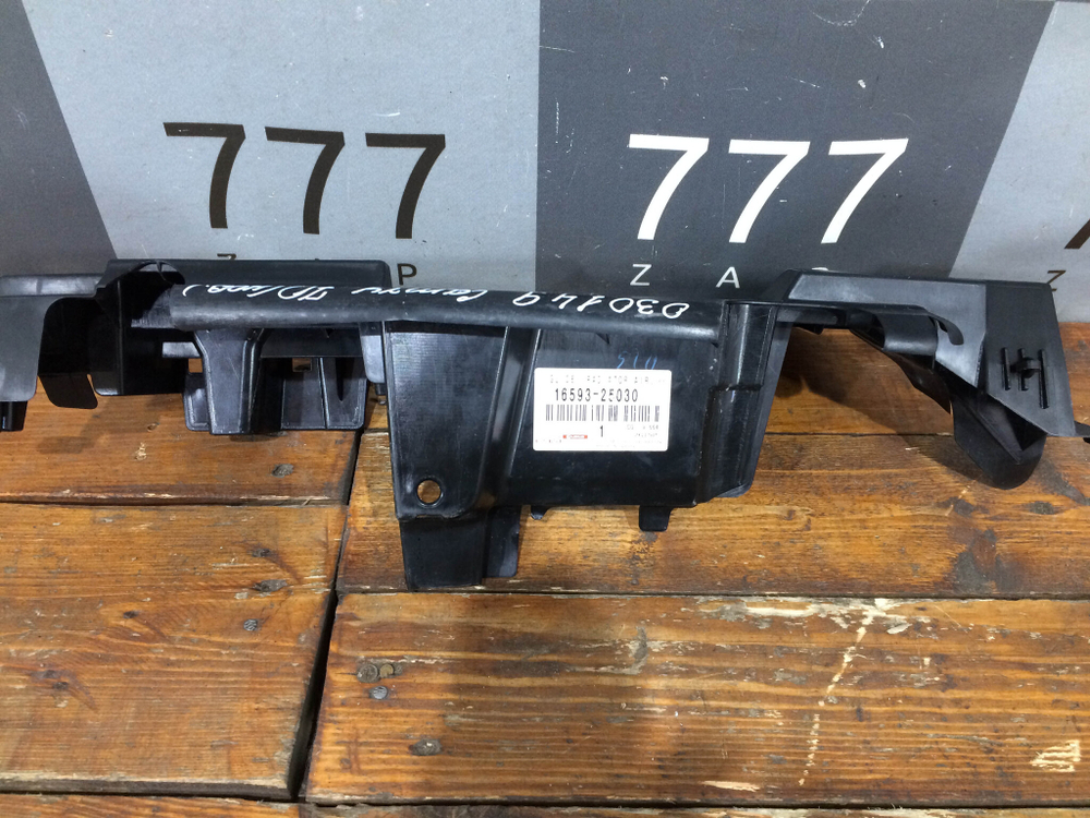 Дефлектор радиатора правый Camry XV70 Новый Оригинал 1659325030