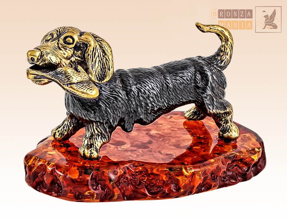 фигурка Собака Такса с тапком на янтаре