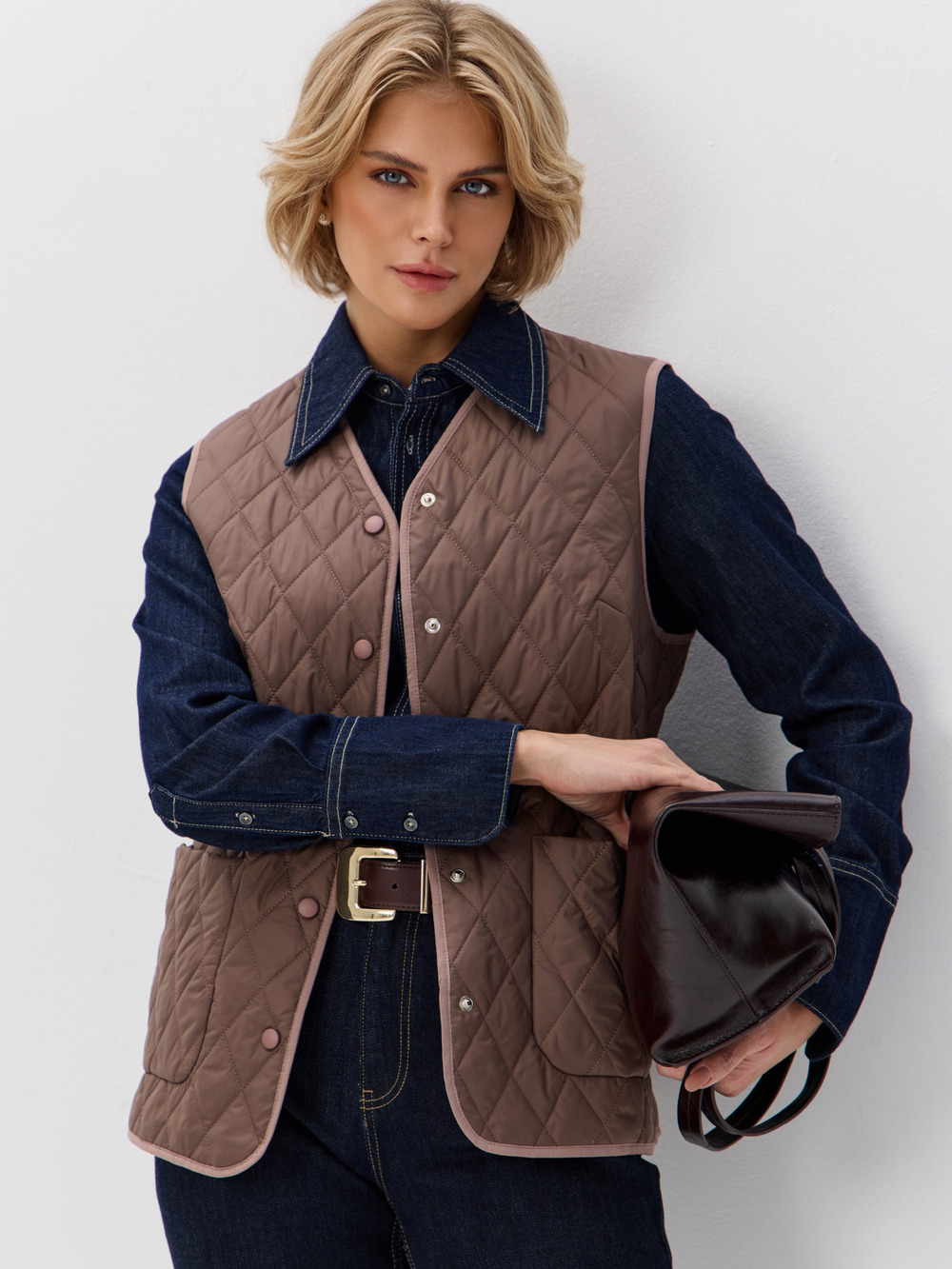 Легкий стеганый жилет с накладными карманами