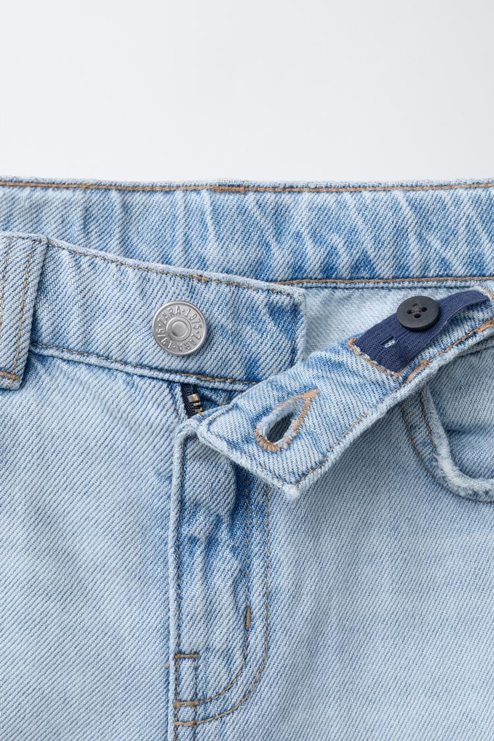 ZARA ДЖИНСОВЫЕ БЕРМУДЫ ПРЯМОГО КРОЯ, ГОЛУБОЙ