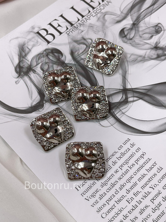 Пуговицы серебристые Скиапар. квадратные в стразах с рельефом тела