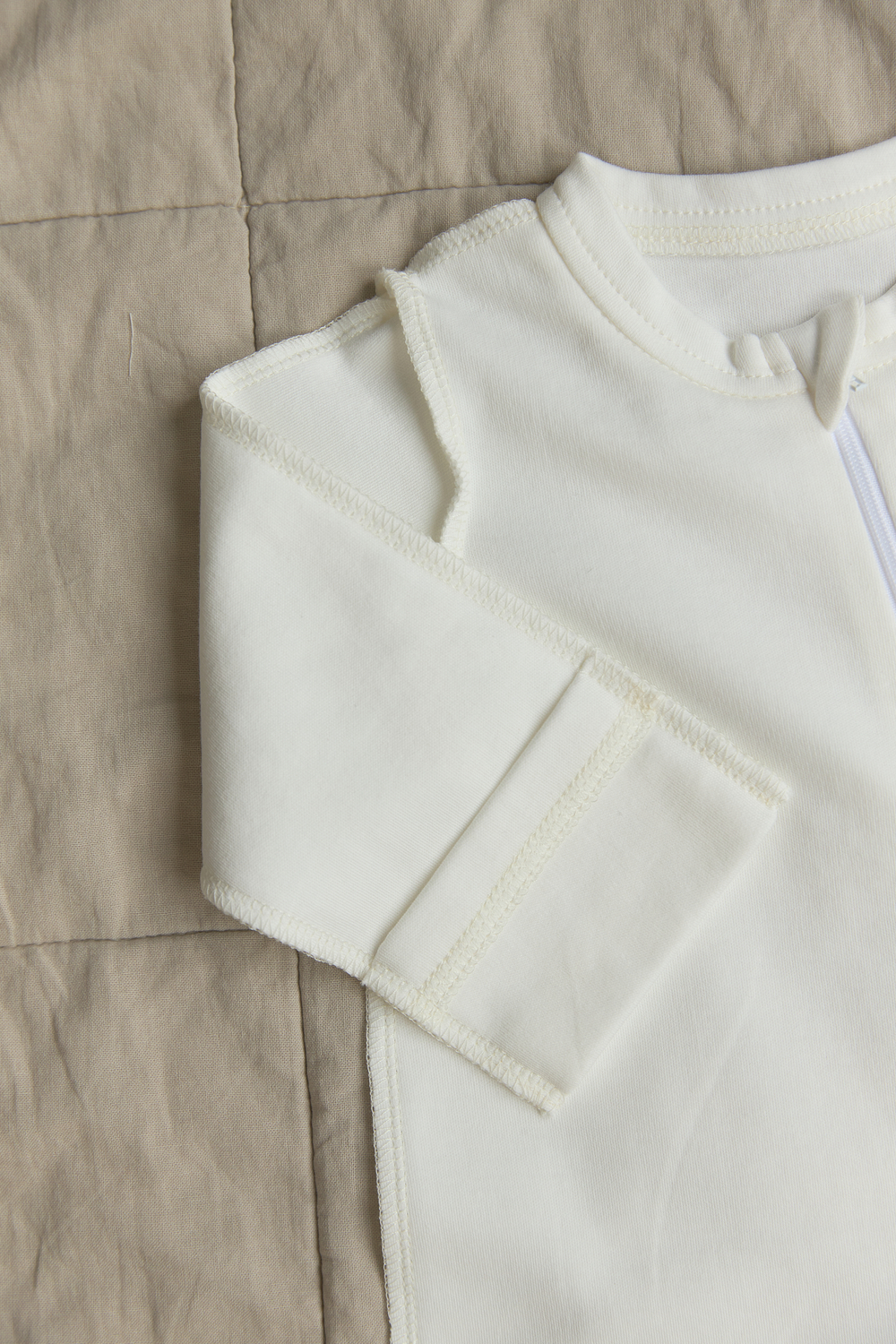 Комплект на выписку Зайчики на воздушных шарах (пудра) /(конверт+слип+чепчик)