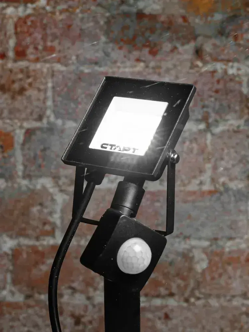 Прожектор с датчиком движения уличный 20ВТ светодиодный влагозащищенный СТАРТ, холодный белый свет