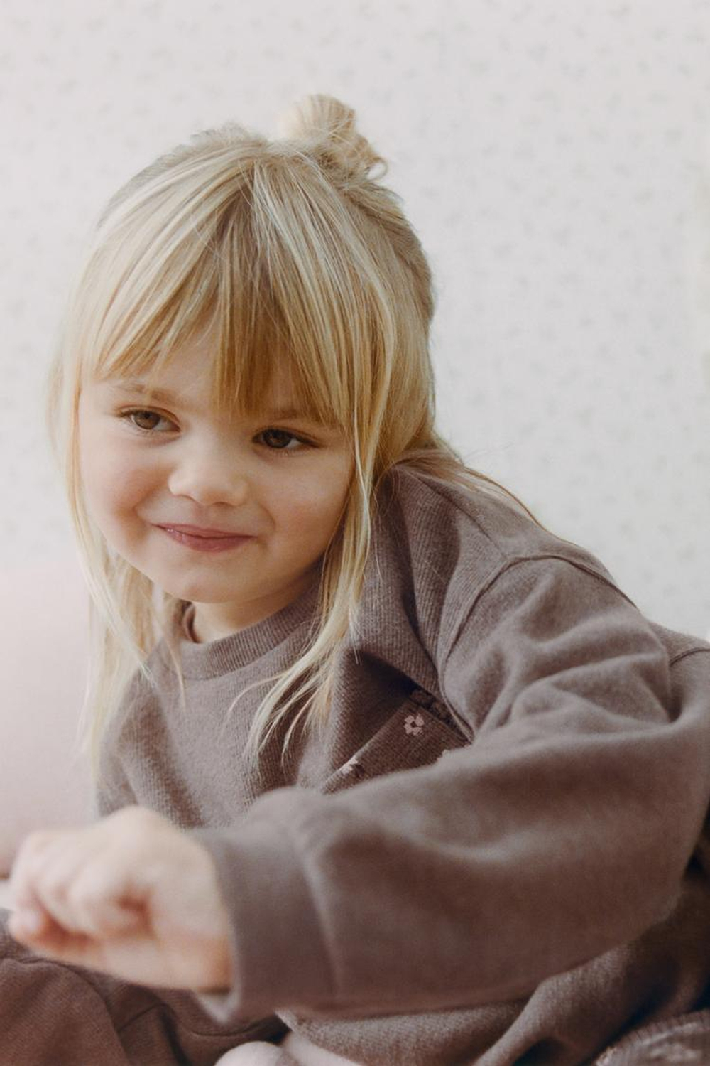 ZARA КОМПЛЕКТ ИЗ ФУТБОЛКИ И РАСКЛЕШЕННЫХ ЛЕГИНСОВ ИЗ МЯГКОЙ ТКАНИ, КОРИЧНЕВЫЙ