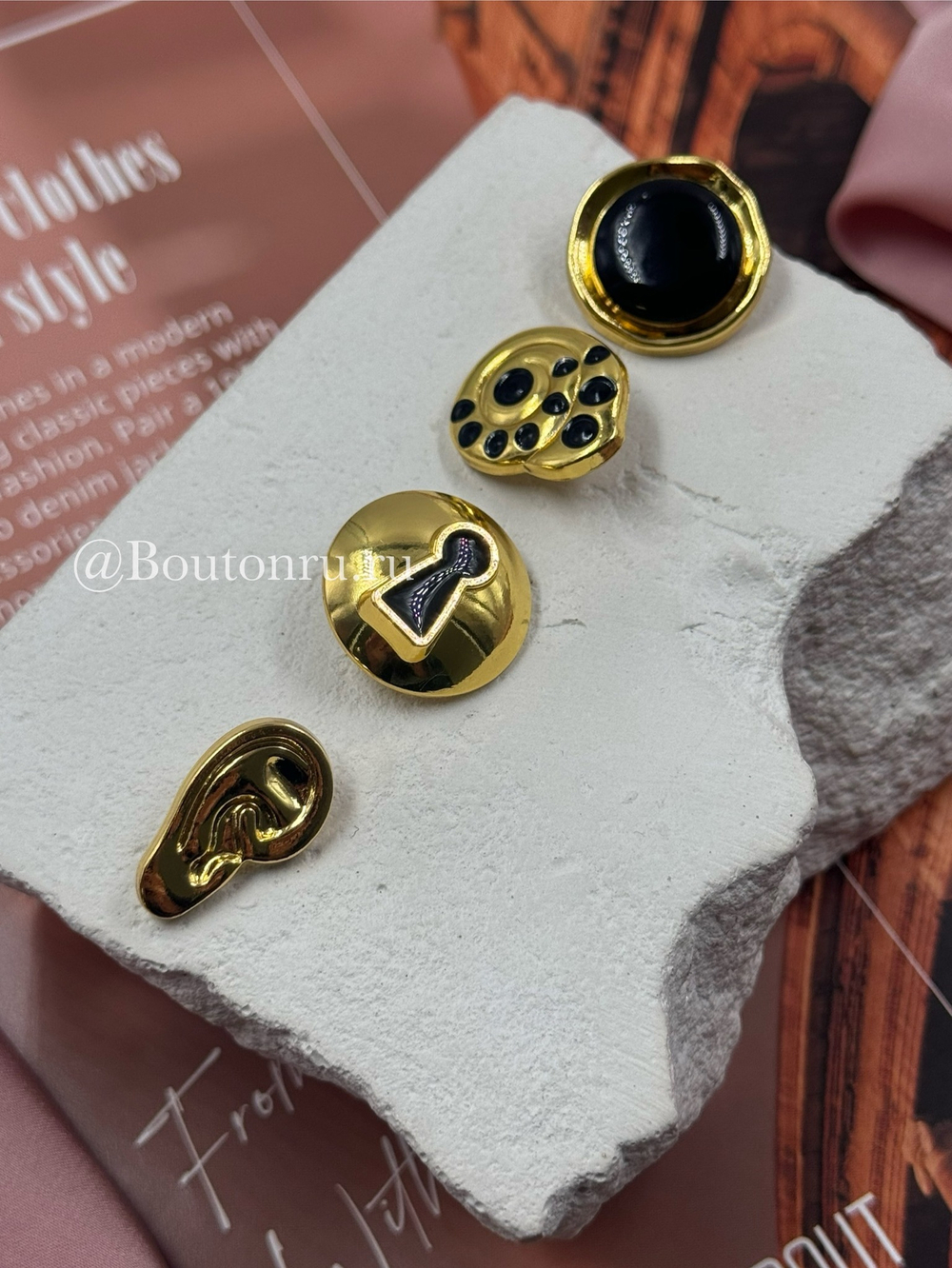 Пуговицы Скиапар. лимонные с черной эмалью в форме ракушки гладкие