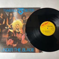 Винтажная виниловая пластинка LP Twisted Sister Under The Blade (Италия 1982)