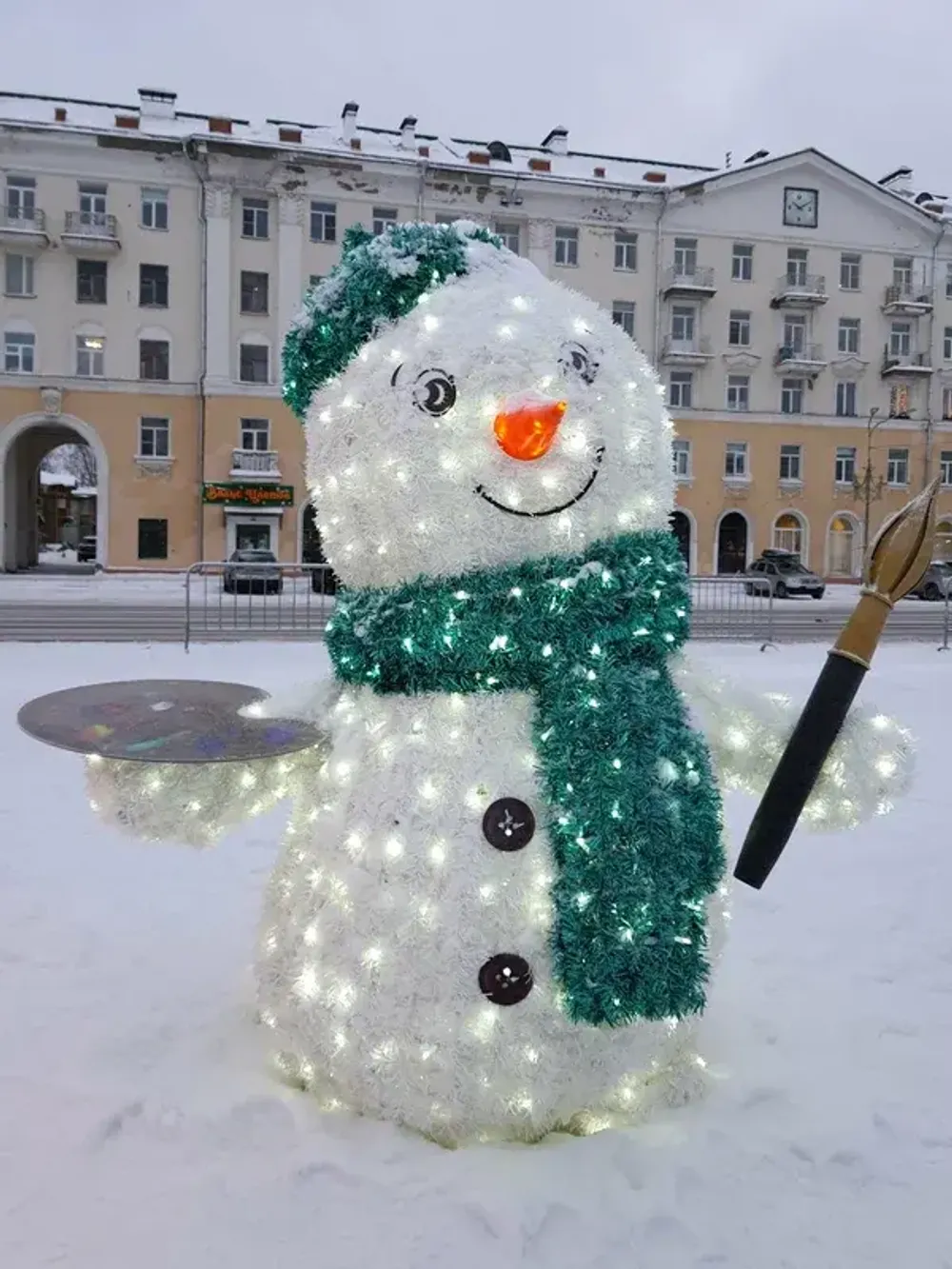 светящийся новогодний снеговик "Художник"