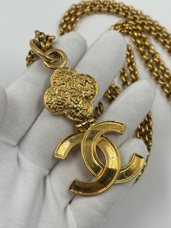Кулон Chanel с логотипом