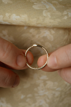 кольцо уроборос с фианитом или белым топазом