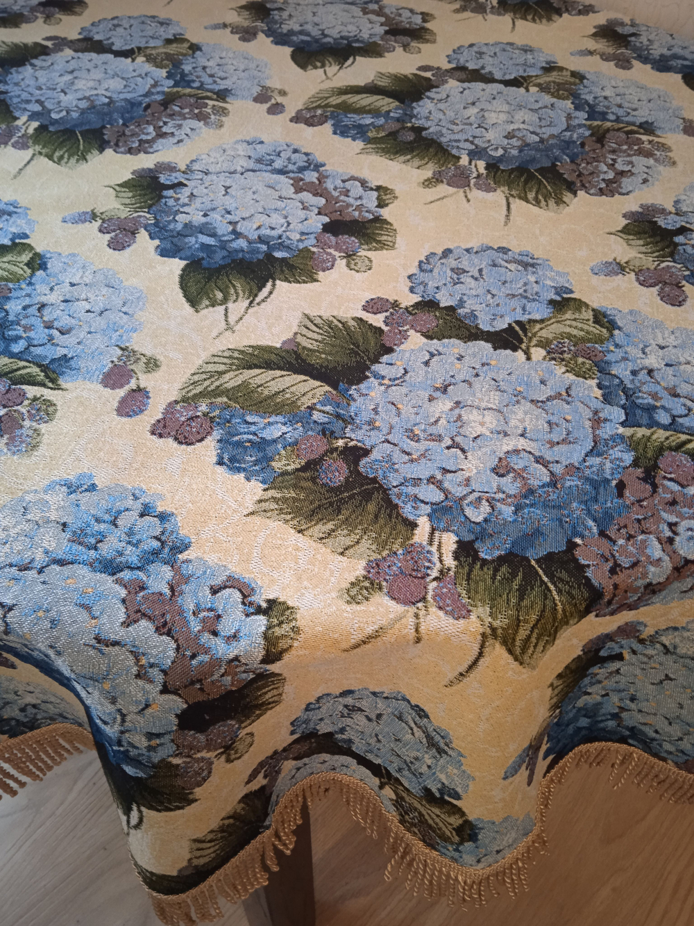 Гобеленовая скатерть Гортензия D 200 см