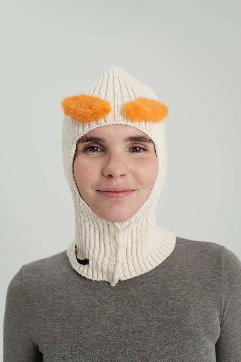 Молочная балаклава с оранжевыми бровями из меха норки