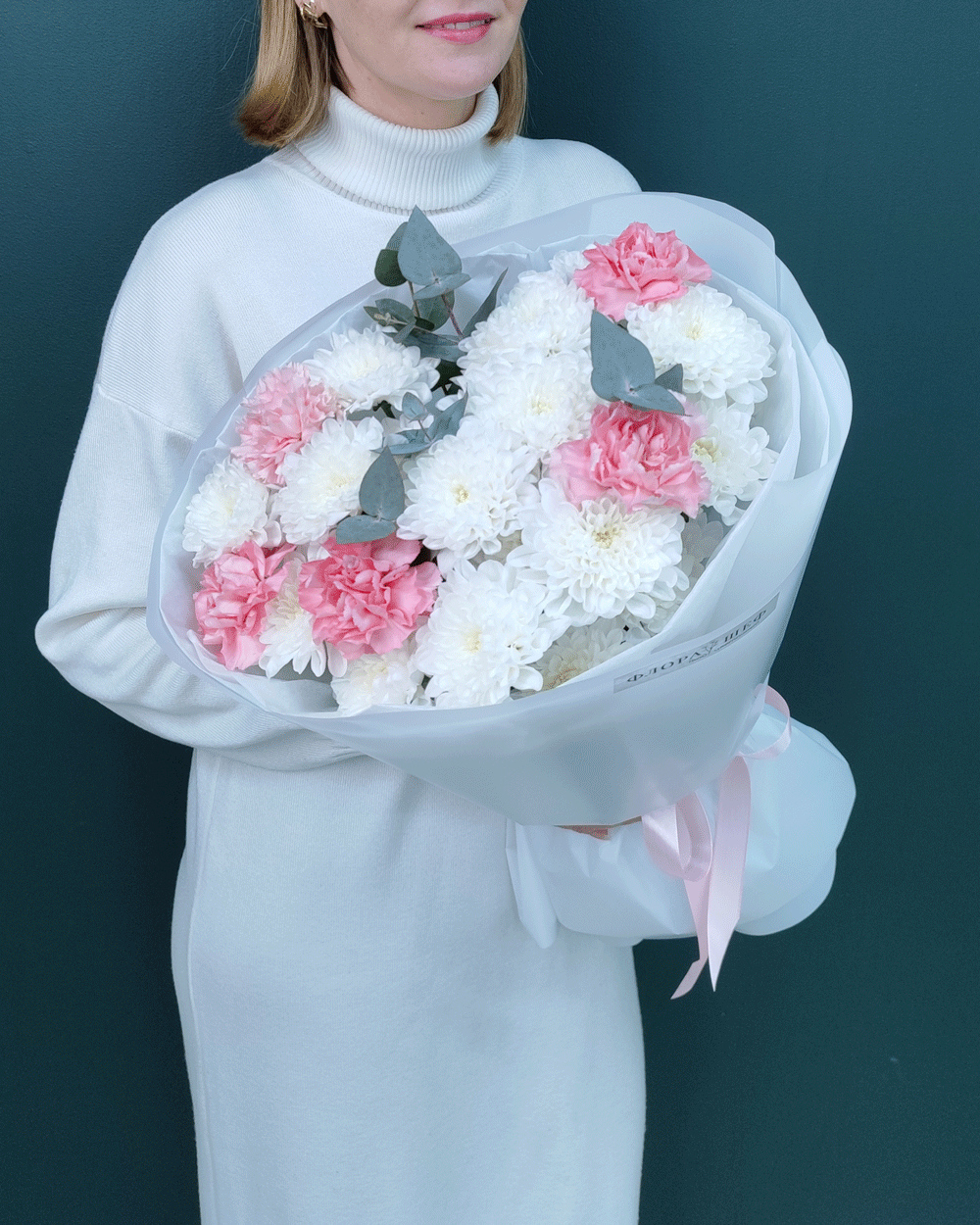 Букет из диантусов,хризантемы и эвкалипта(00427)