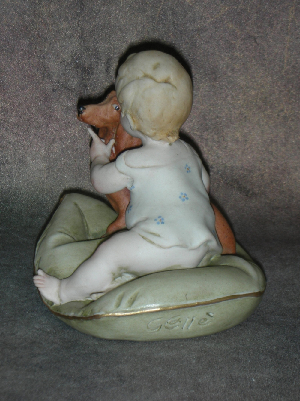 Статуэтка. Фарфор. Малыш с таксой на подушке. Capodimonte. Италия