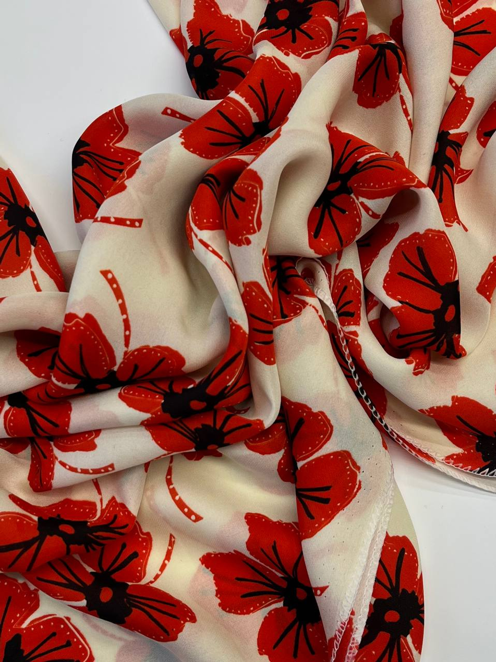 Шелк креп песочный с красными цветами