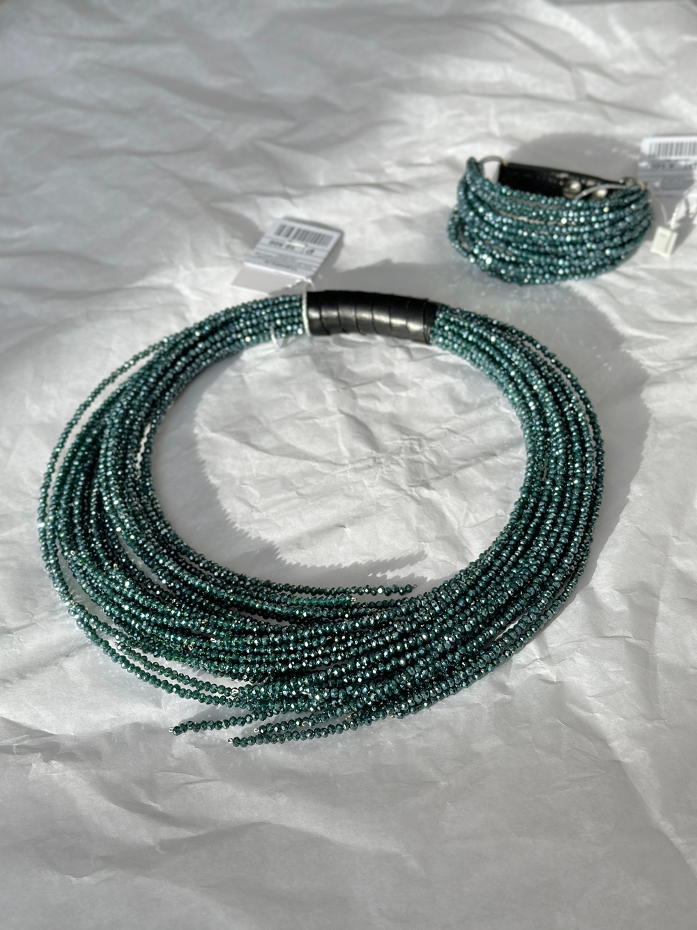 Браслет "Венеция" из венец.стекла бисерной огранки на кожан.застежке,оттенок сине-зеленый