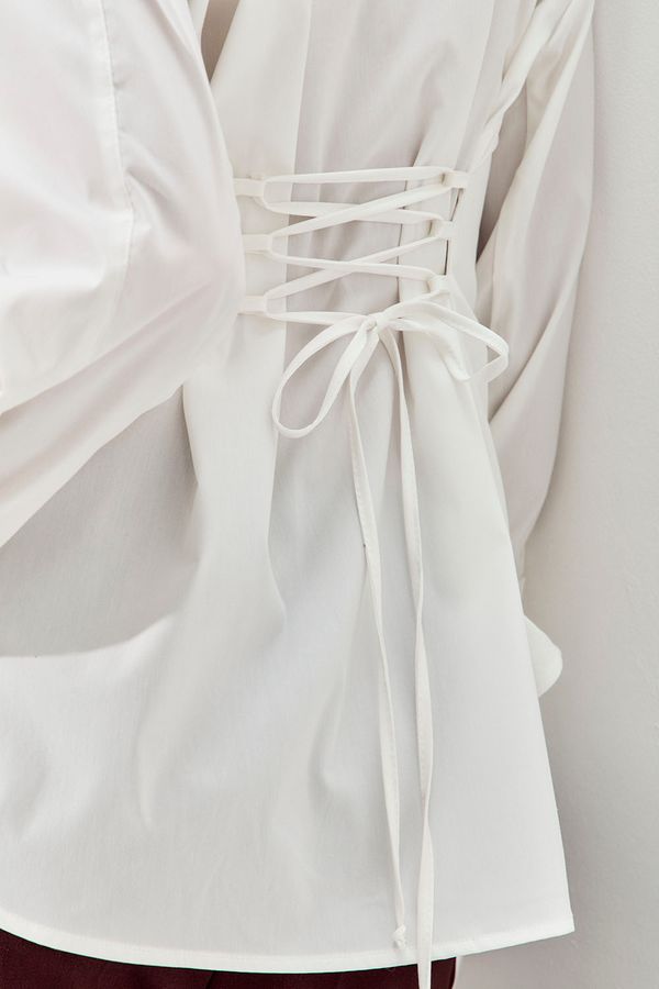 Приталенная рубашка из хлопка кремового цвета