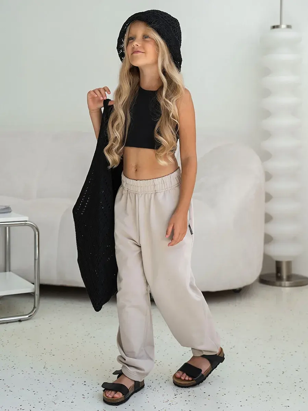 Бежевые брюки для девочки на осень