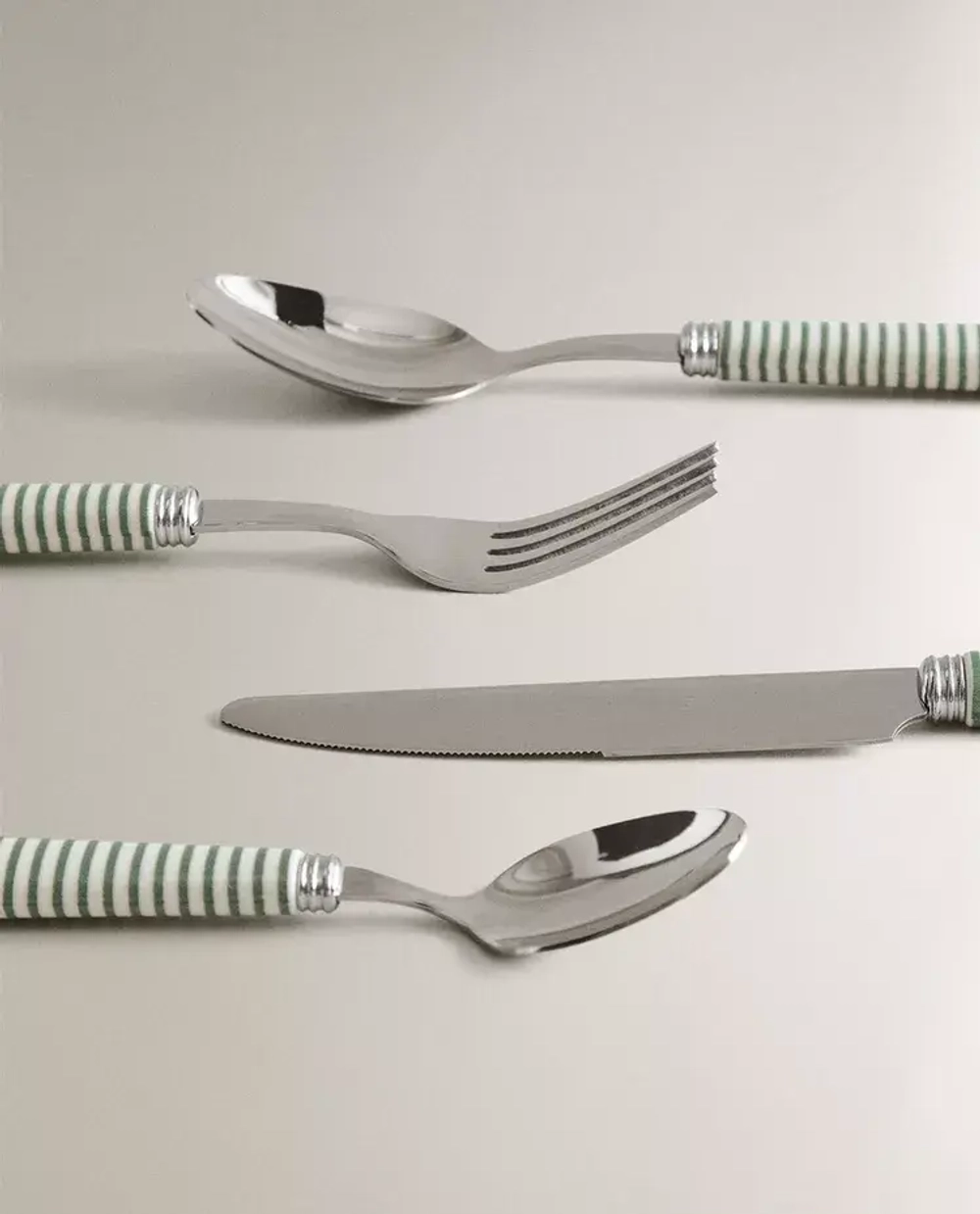 ZARA HOME НАБОР СТОЛОВЫХ ПРИБОРОВ ИЗ 4 ПРЕДМЕТОВ С РУЧКОЙ В ПОЛОСКУ, ЗЕЛЕНЫЙ