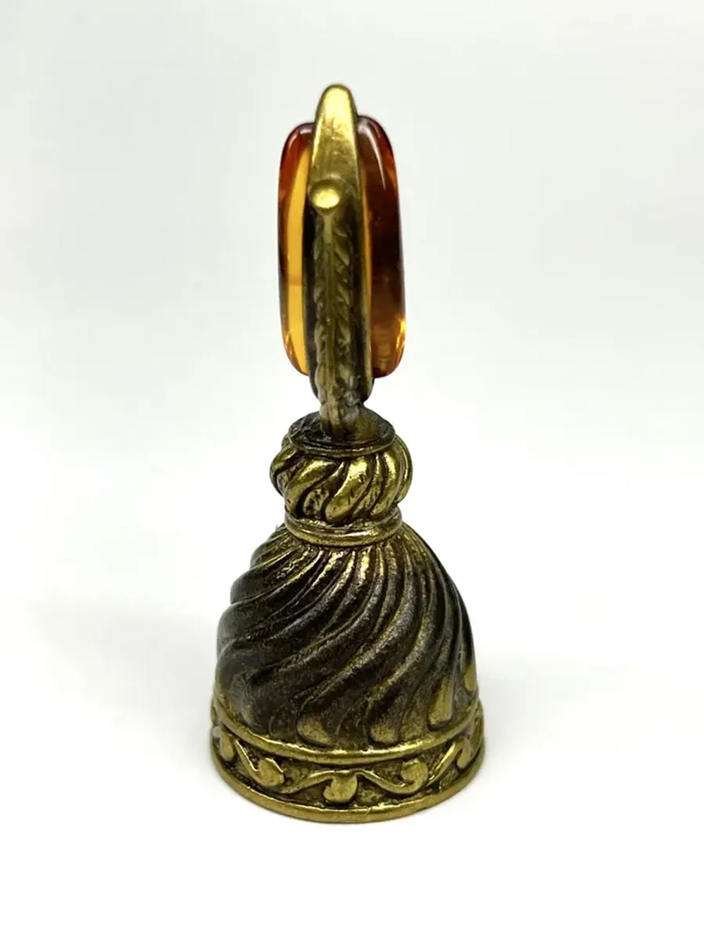 Бронзовая статуэтка на янтаре
