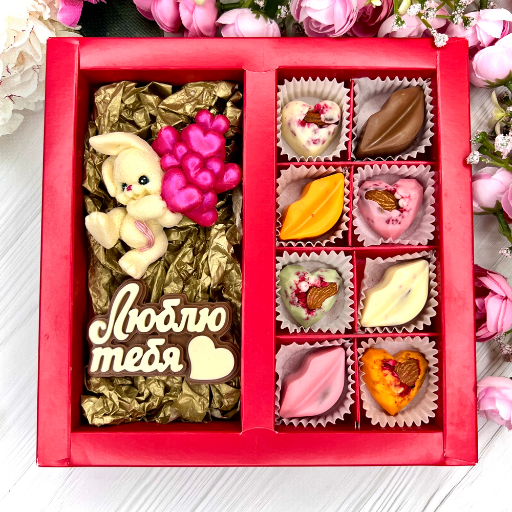 Шоколадный подарок "Люблю тебя": Зайчик с шариками, шоколадка-надпись и 8 конфет ручной работы