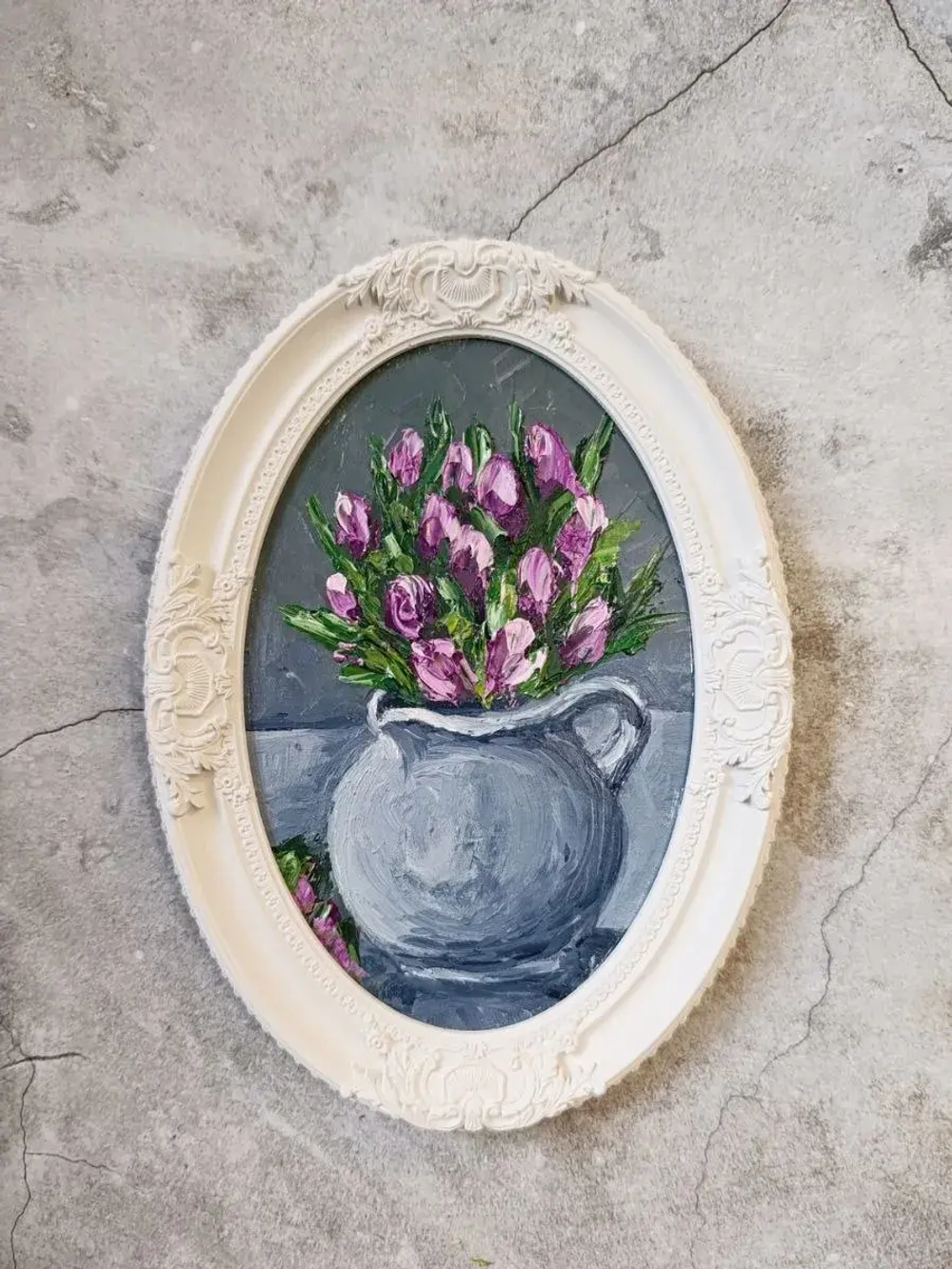 Картина в овальной рамке