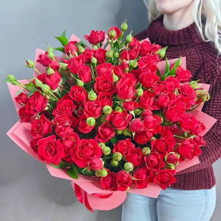 Букет из 15 красных кустовых роз "Mirabel"