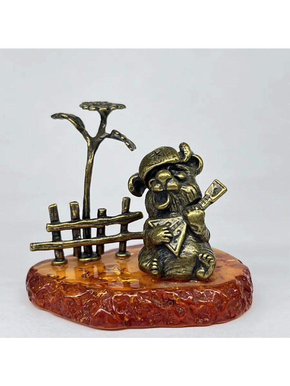 Бронзовая статуэтка на янтаре