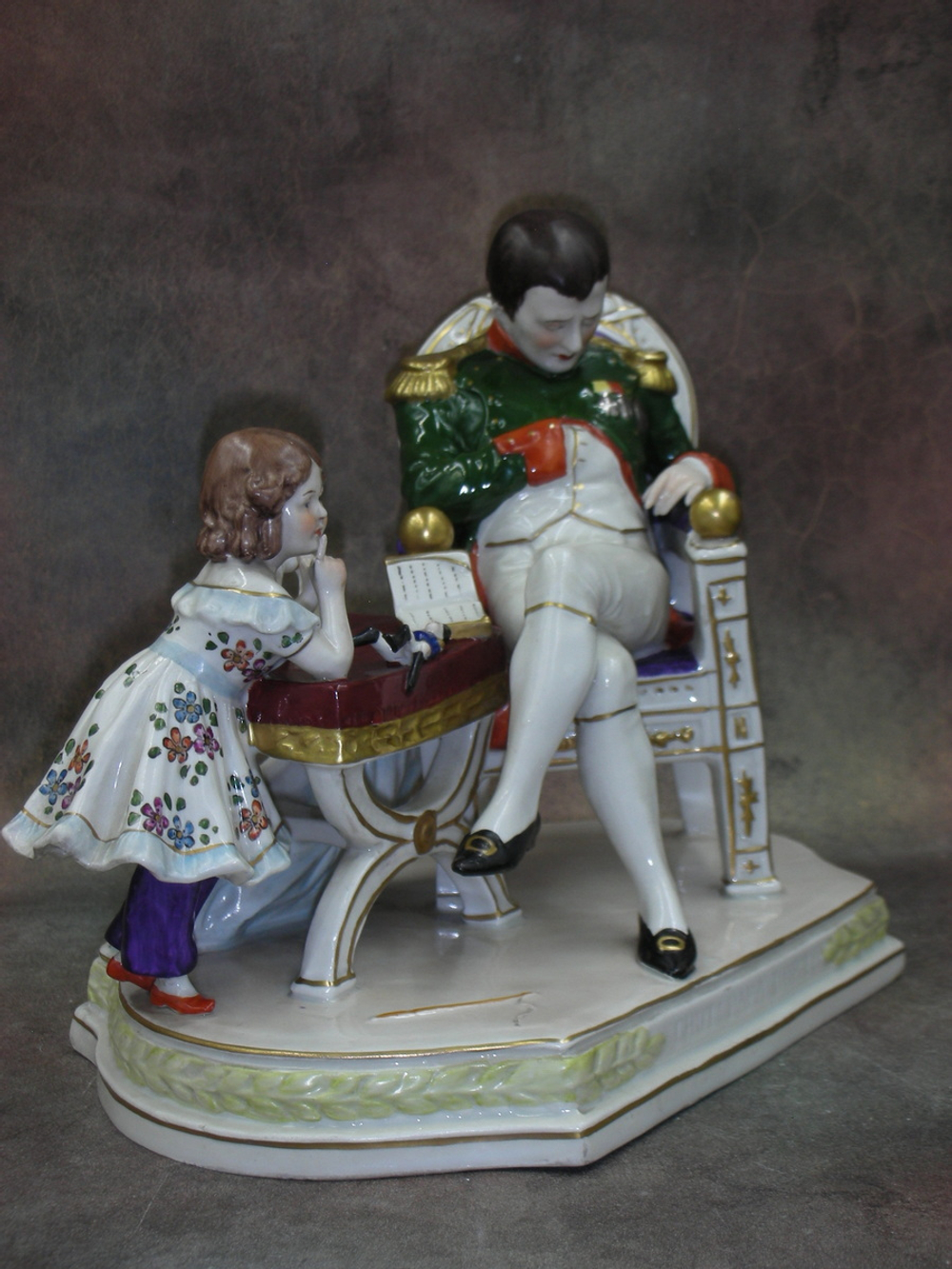 Статуэтка. Фарфор. Наполеон. Папа спит!. Scheibe-Alsbach. Германия