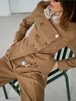 Жакет карамель приталенный с акцентными пуговицами