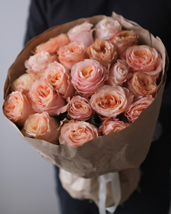 Моно из пионовидных роз Принцесс Краун в крафте