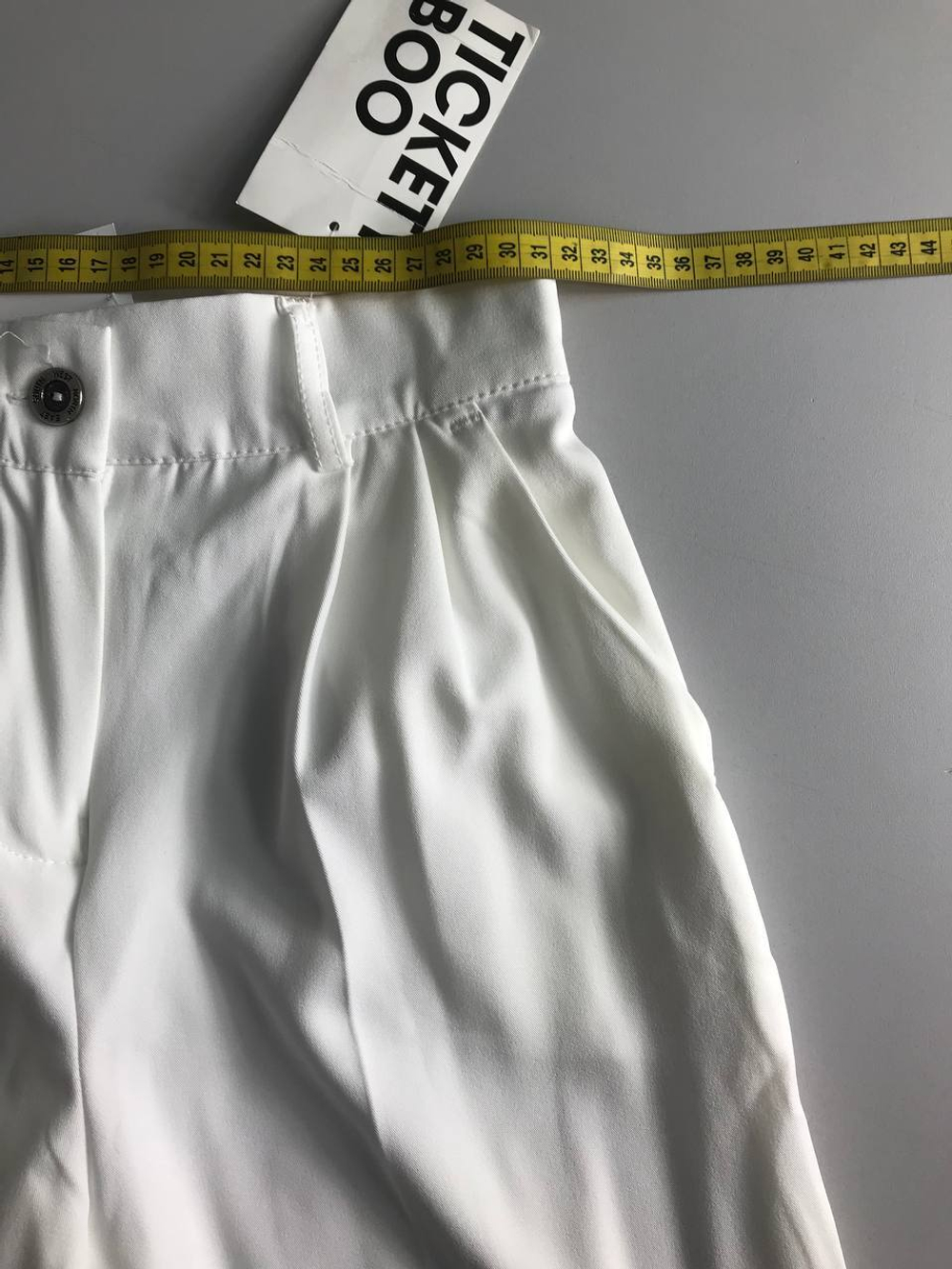Брюки белого цвета, визуально на 40 размер, новые