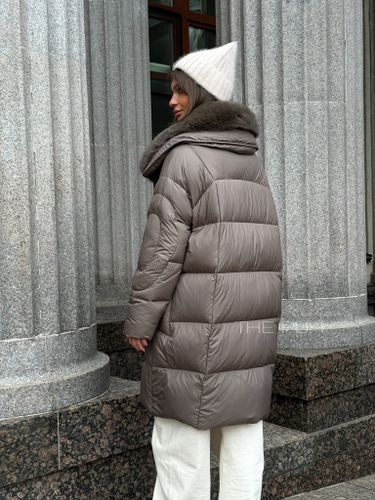 Удлиненный женский пуховик с меховым воротником в цвете капучино