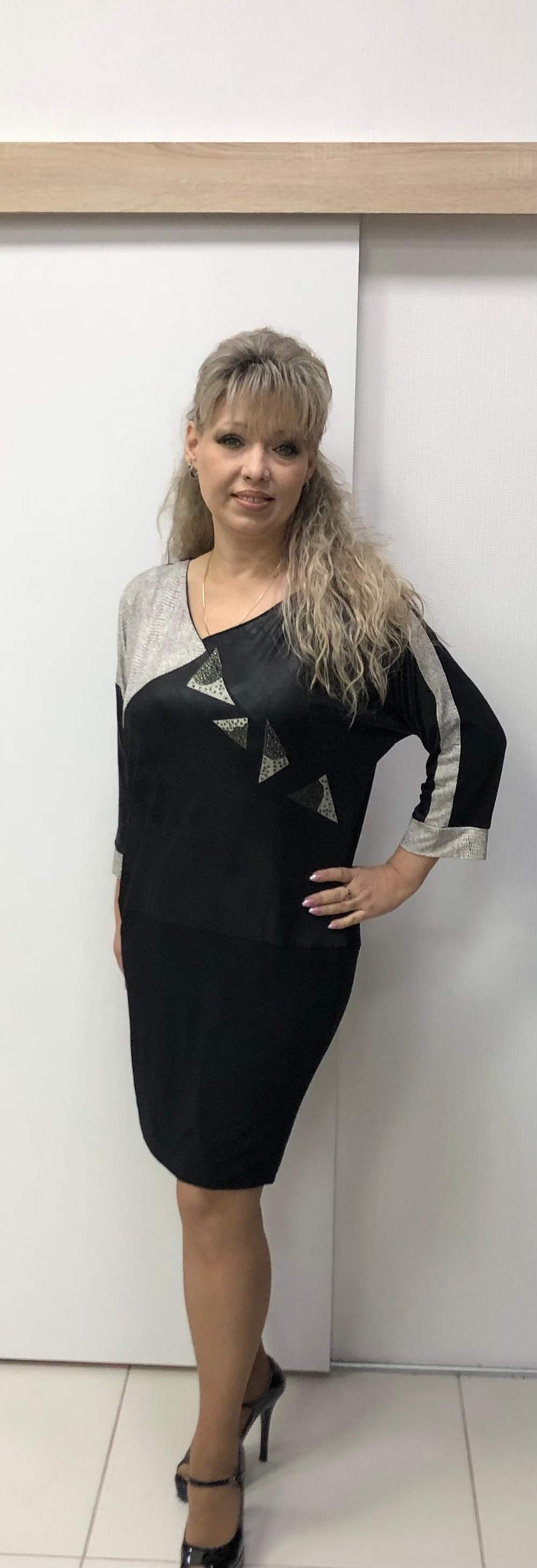 Укороченное комбинированное платье со вставкой