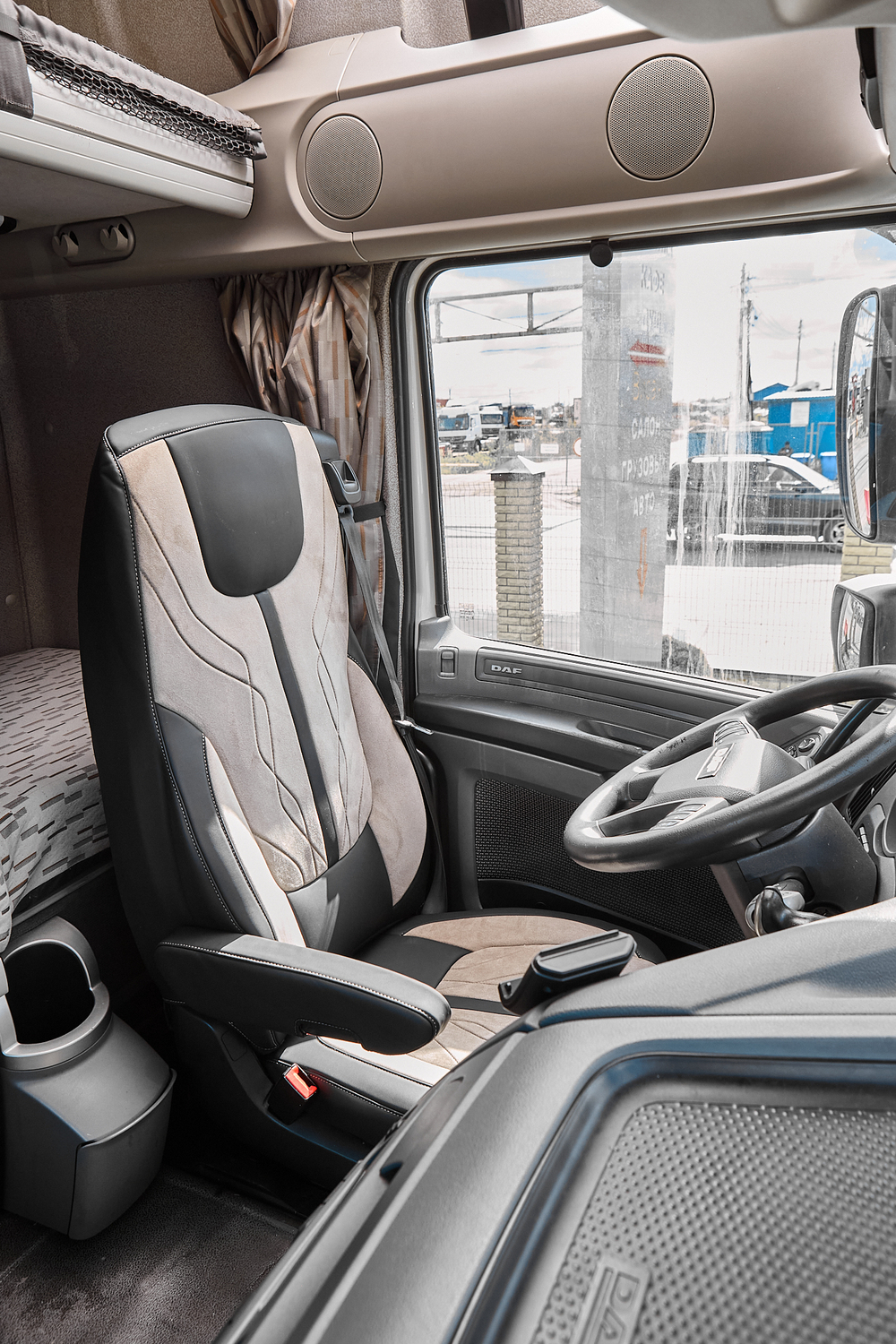 Чехлы Люкс DAF XF 106 (экокожа, черный цвет, бежевая вставка)