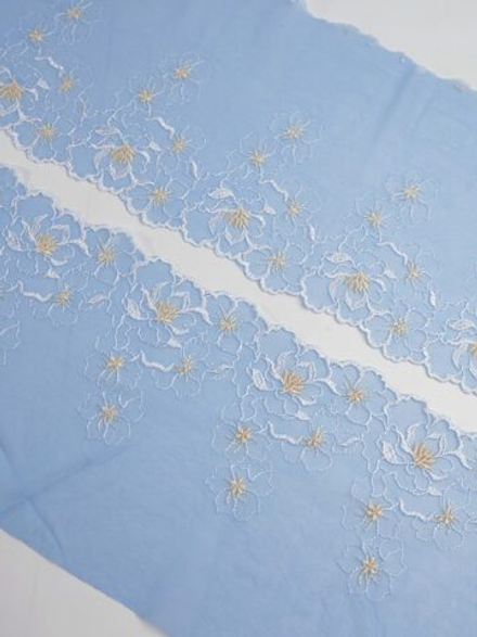 Вышивка на сетке голубая с белым и желтым неэластичная ширина 18 см ОТРЕЗЫ