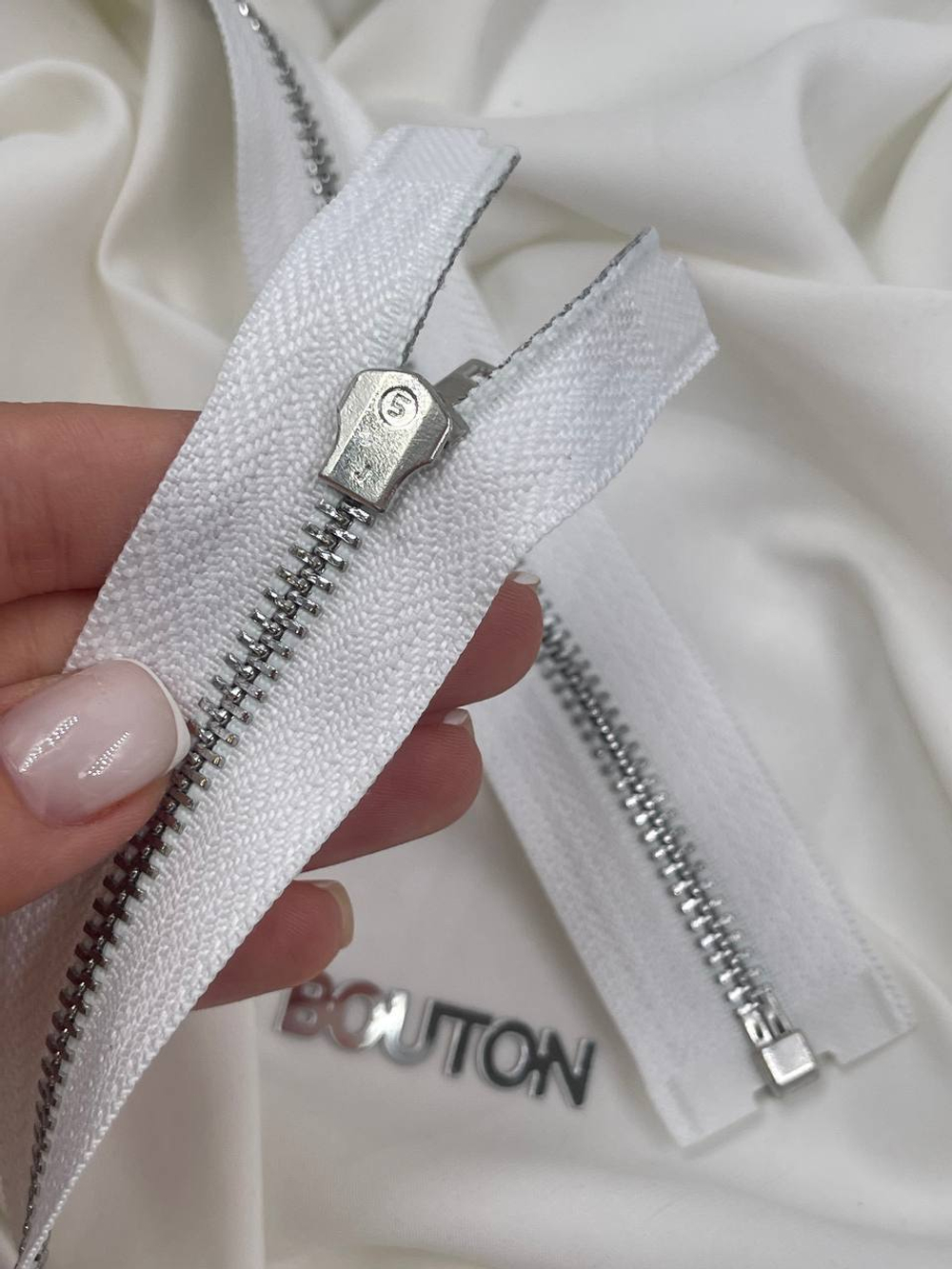 Молния белая серебро