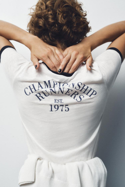 ZARA ФУТБОЛКА ИЗ ЖАККАРДОВОЙ ТКАНИ С НАДПИСЬЮ, ЖЕЛТОВАТО-БЕЛЫЙ